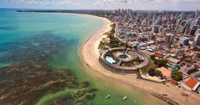Vista aérea da orla de João Pessoa e do Hotel Tambaú, ilustrando o escalonamento de prédios previsto na Lei do Gabarito.