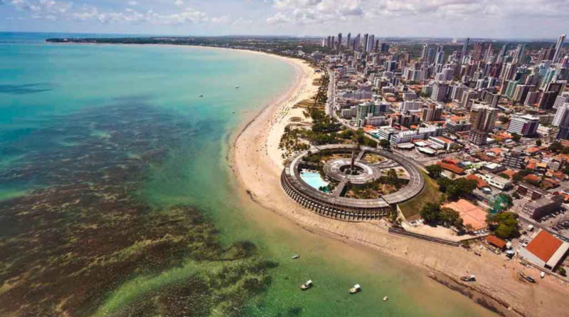 Vista aérea da orla de João Pessoa e do Hotel Tambaú, ilustrando o escalonamento de prédios previsto na Lei do Gabarito.