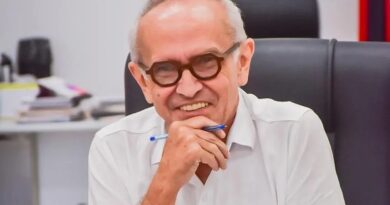 Prefeito Cícero Lucena anunciando o reajuste salarial João Pessoa de 10 por cento para servidores.