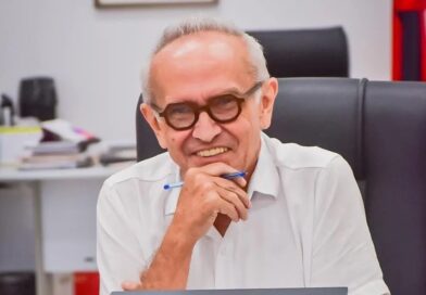 Prefeito Cícero Lucena anunciando o reajuste salarial João Pessoa de 10 por cento para servidores.