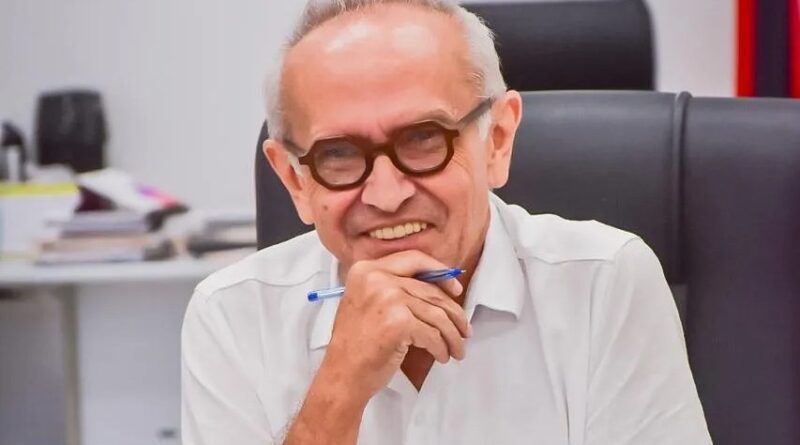 Prefeito Cícero Lucena anunciando o reajuste salarial João Pessoa de 10 por cento para servidores.