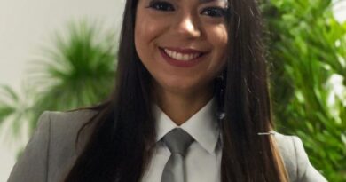 Advogada Mychelle Fernandes, colunista do portal A BASE PB, falando sobre Direito e Gestão Pública.