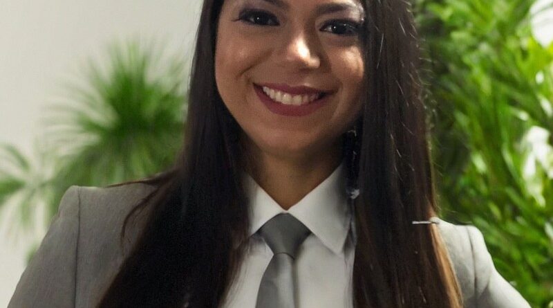 Advogada Mychelle Fernandes, colunista do portal A BASE PB, falando sobre Direito e Gestão Pública.